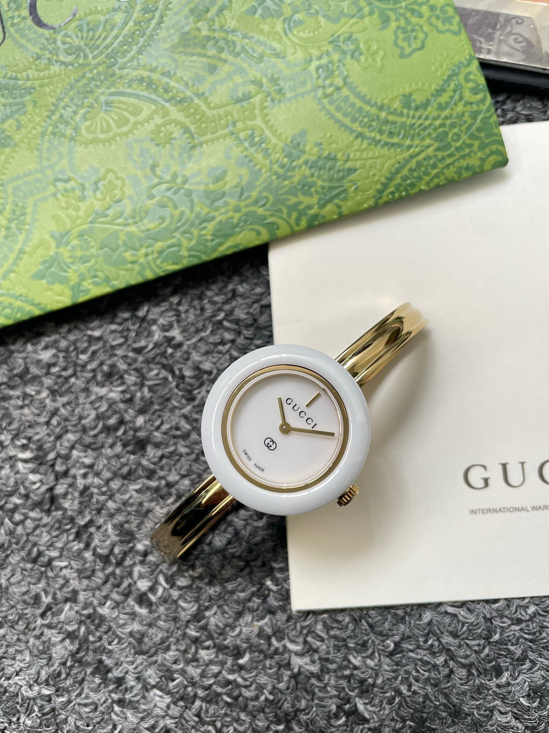 Round Watch, 18K, Yellow Gold Tone, 28 mm