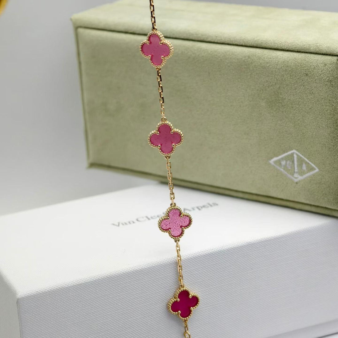 Quatrefoil 5 Motifs Bracelet, Pink Enamel