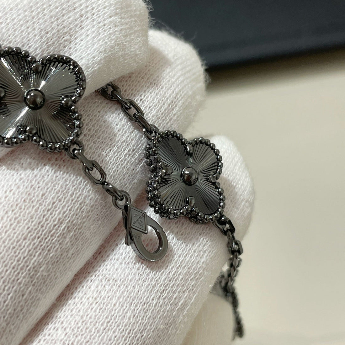 Quatrefoil 5 Motifs Bracelet, Black