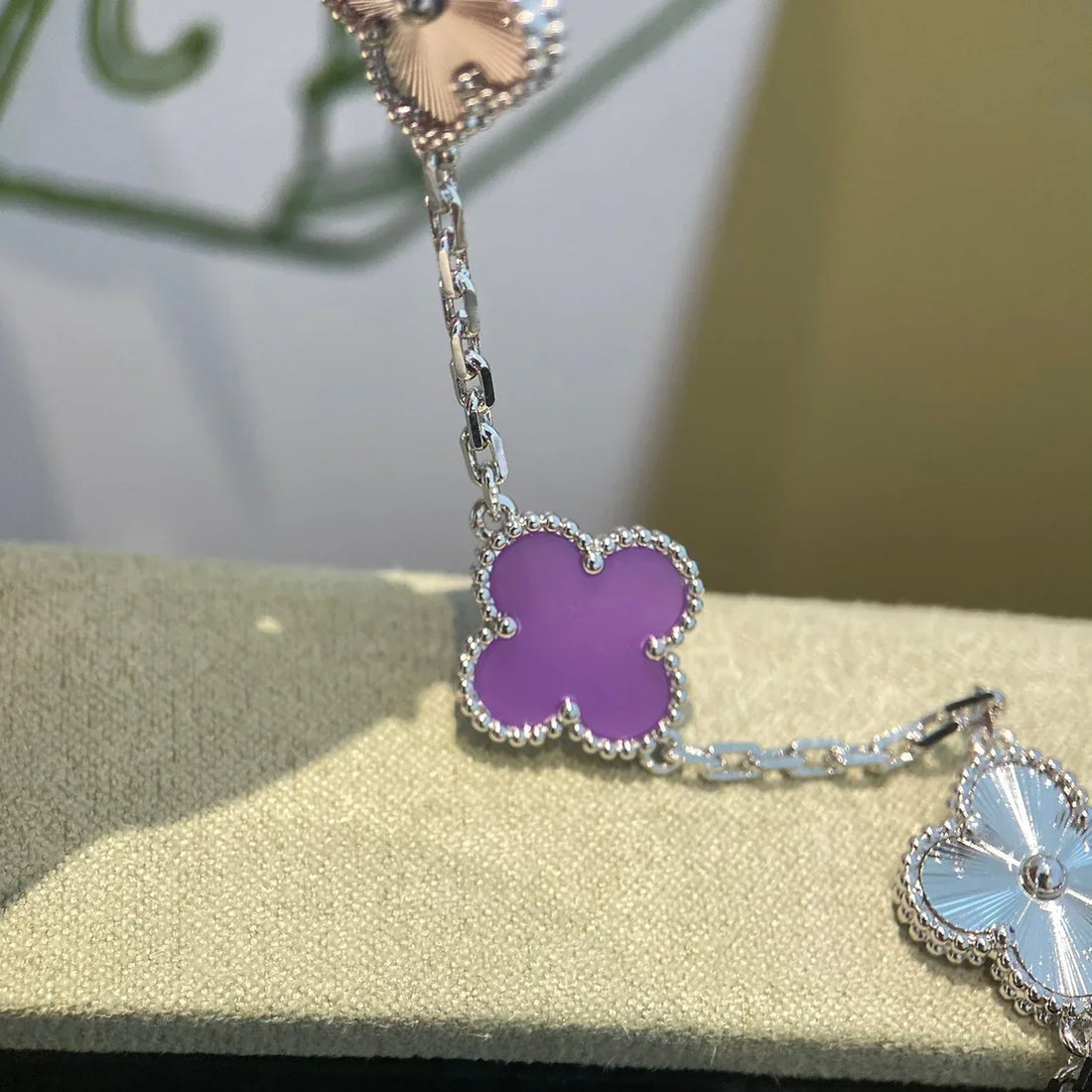 Quatrefoil 5 Motifs Bracelet, Violet