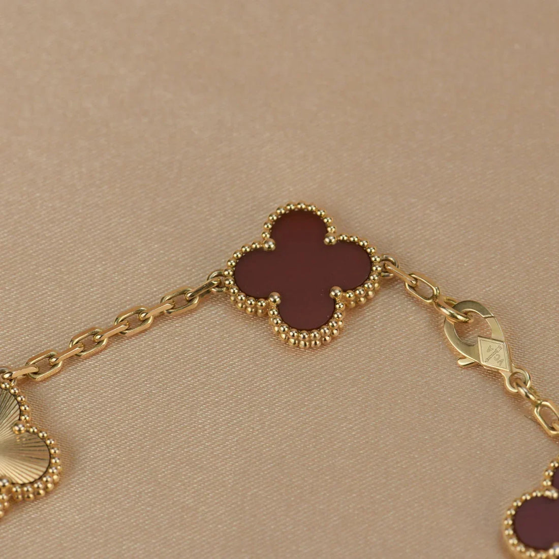 Quatrefoil 5 Motifs Bracelet, Red Carnelian