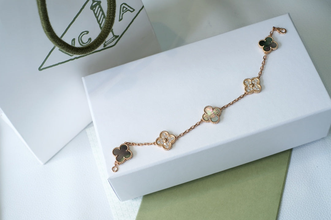 Quatrefoil 5 Motifs Bracelet, Gray Mother of Pearl